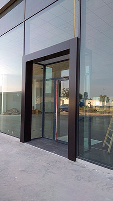 Puerta de acceso con Panel Composite y Vidrio